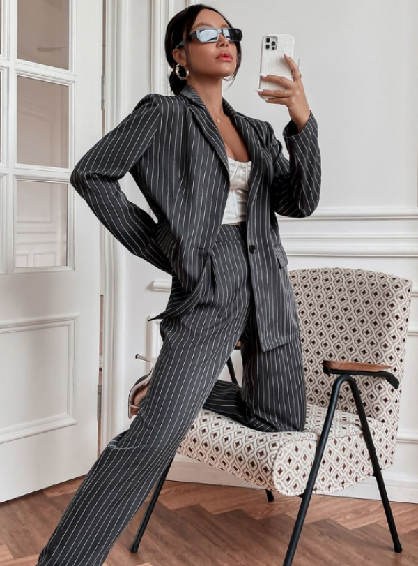 Setelan blazer dan celana motif garis-garis